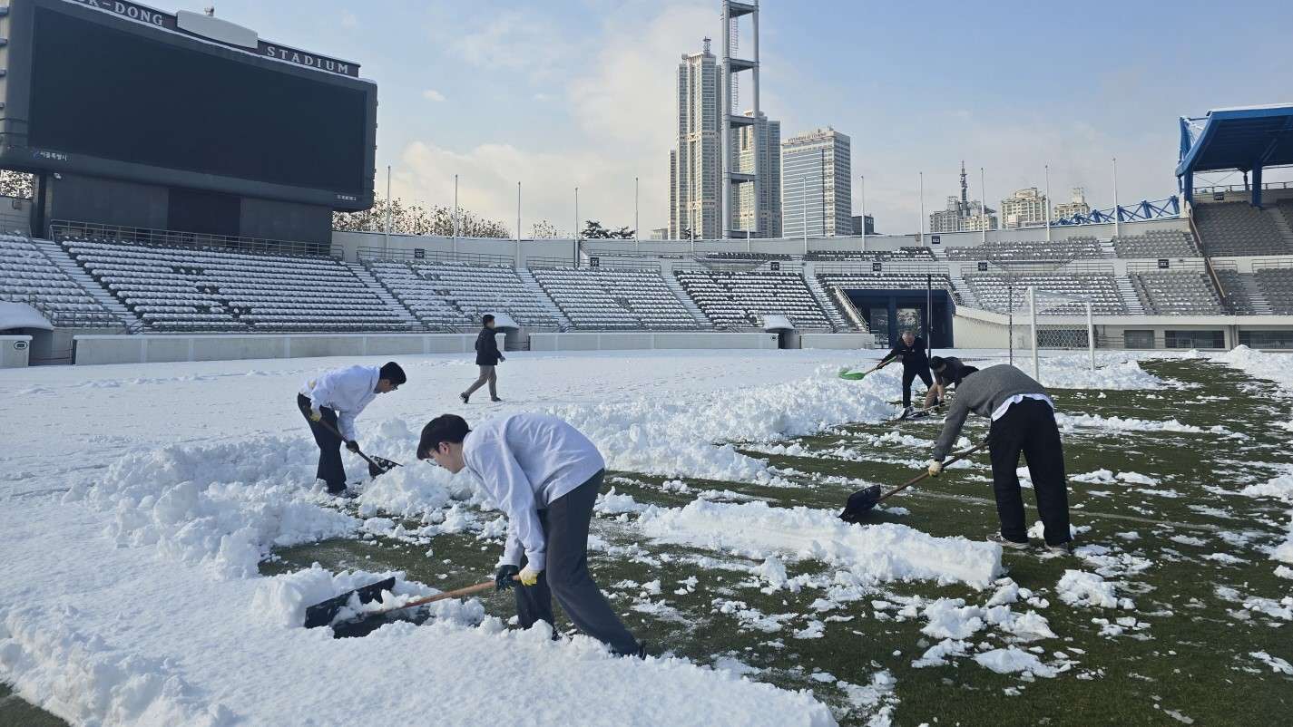 그라운드에 쌓인 눈을 직접 제설하고 있는 구단 프런트 및 사업소 관계자